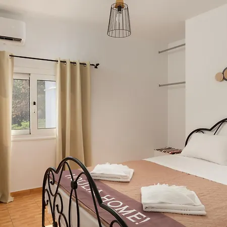 Houlia με δωρεάν χώρο στάθμευσης